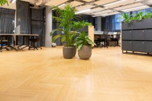 La commande de 6 000 m2 de parquet en bambou avec une pause en chevron a été l'une des premières étapes importantes de la fondation de l'entreprise.