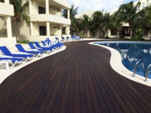 La terrasse MOSO Bamboo X-treme installée autour de la piscine de l'hôtel Iberostar Gran Paraiso