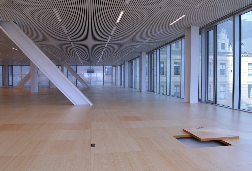 Bamboo elevated flooring in office Timmerhuis Rotterdam