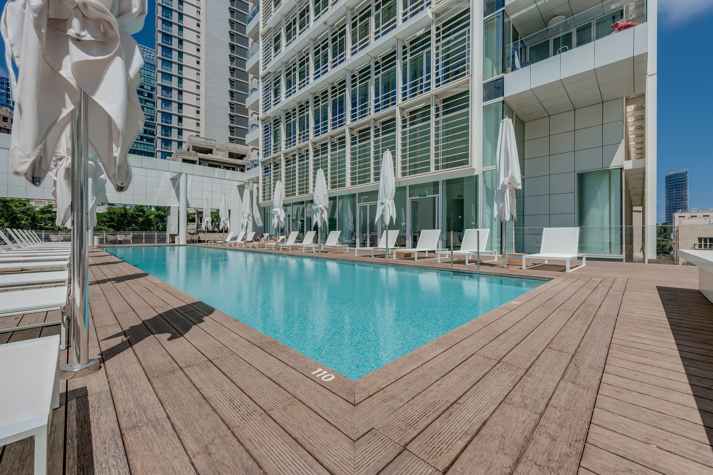 Bamboe vlonderplanken bij zwembad van Meier On Rothschild toren luxe appartementen