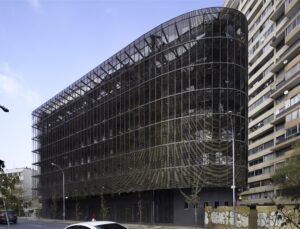Les carrelets MOSO Bamboo X-treme sont appliqués comme façade en jalousie dans les bureaux de l’Université Catholique Lira