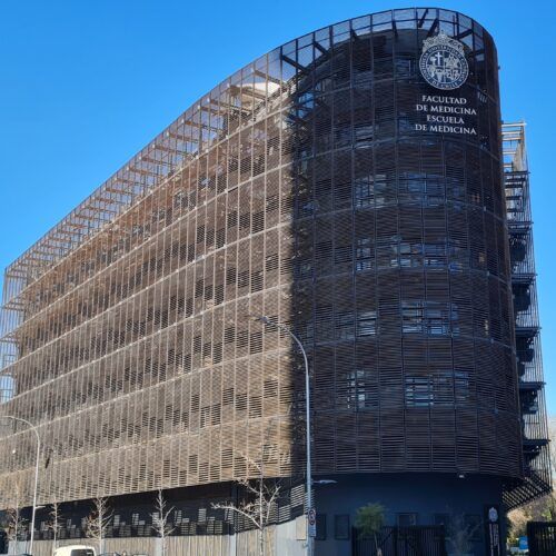 Los listones en bambu MOSO Bamboo X-treme están aplicados en las Oficinas de la Universidad Católica de Lira