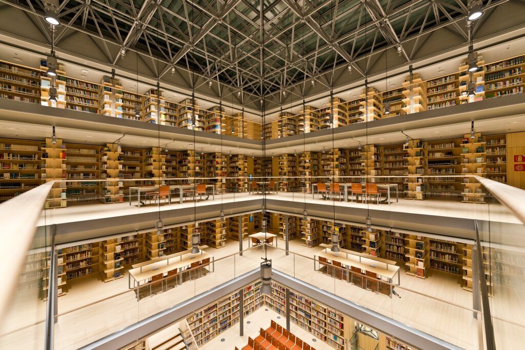 Chapa de bambu aplicada en las estanterias de la Biblioteca Universitaria Central de Trento