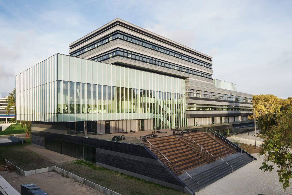 Terraza de bambu en el Campus Center Court Brightland Chemelot