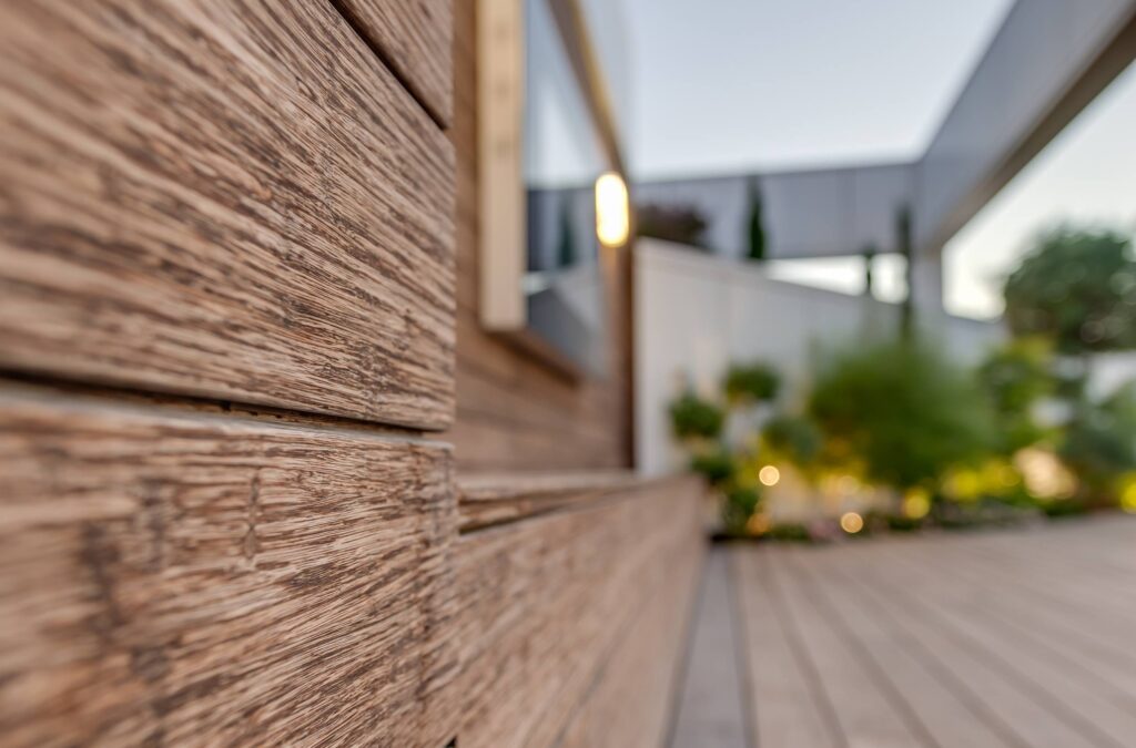 La terrasse et bardage MOSO Bamboo X-treme sont installés à Briga Tours d'appartements