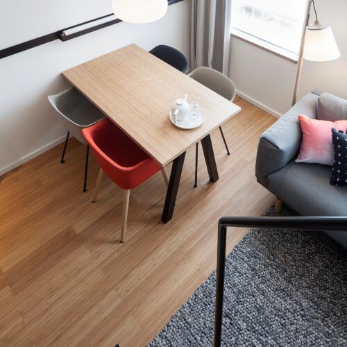 Bamboe vloeren en meubels in een modern hotel in Amsterdam