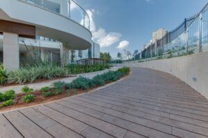 La terrasse en bambou MOSO Bamboo X-treme est installée dans un Planétarium Israël