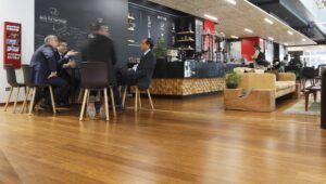 Le sol en bambou est installé au Work/Café aux bureaux de la Banque Santander