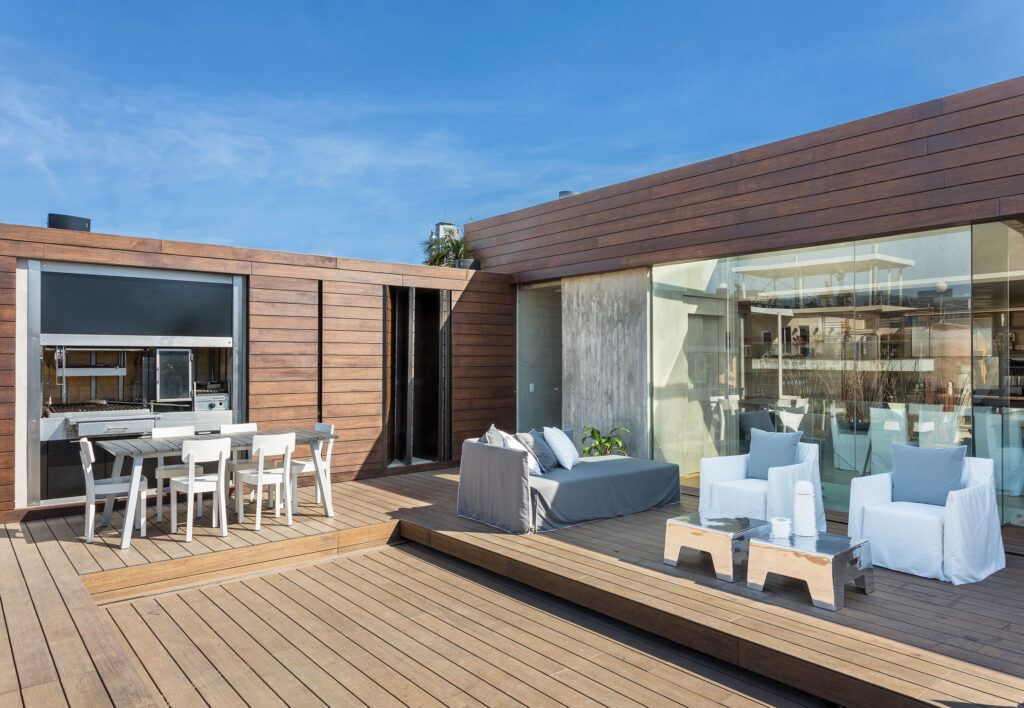 La terrasse et le bardage Bamboo X-treme sont installés dans une résidence privée à Buenos Aires