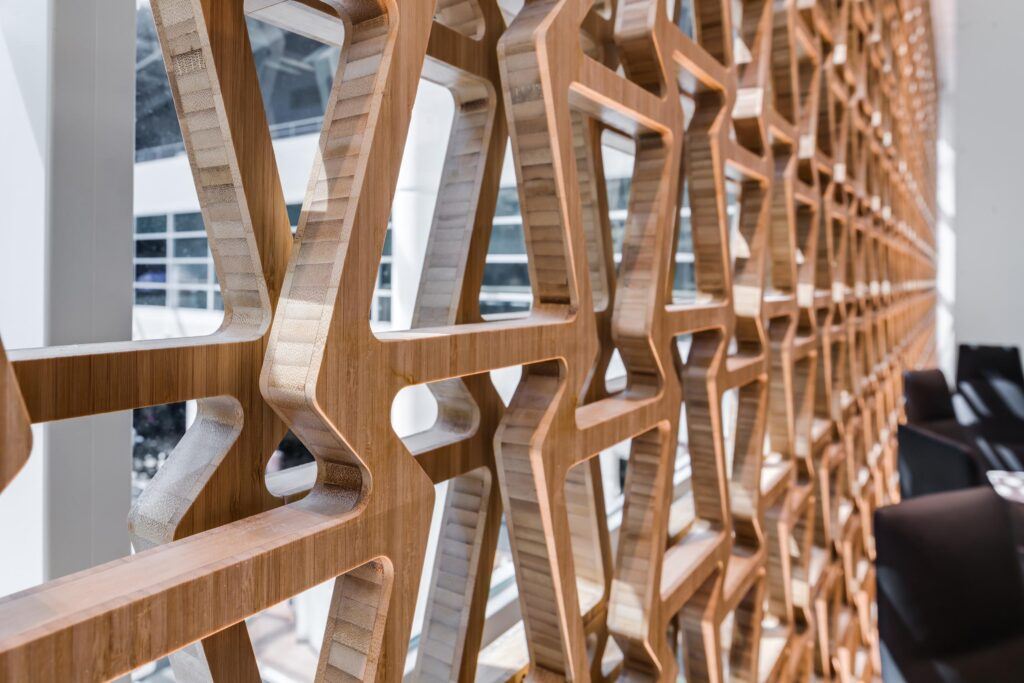Les panneaux massifs MOSO Bambou sont installés comme revêtements muraux dans le salon Lexus - Aéroport de Bruxelles