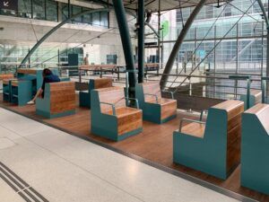 MOSO Bamboo UltraDensity utilisé comme revêtement de sol et mobilier à la Gare de Lille Europe