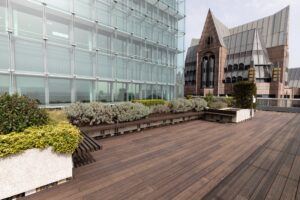 La terrasse en bambou MOSO® Bamboo X-treme® avec deux bandes antidérapantes est installée au bureau de Fenchurch à Londres