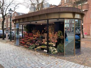 Le bardage Bamboo X-treme installé sur le système Grad dans une boutique de fleurs à La Haye aux Pays-Bas