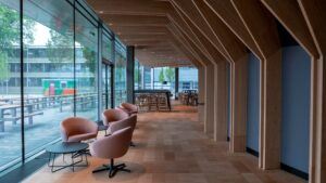 Plus de 3 500 m² de produits en bambou MOSO utilisés pour les sols, les meubles, les murs et les plafonds de l'Echo TU Delft.