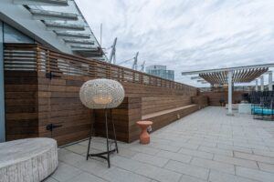 Les lames de terrasse et claustra MOSO Bamboo X-treme sont installés à l'hôtel The Douglas Marriott Downtown à Vancouver.