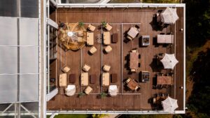 Le Verso Rooftop est un restaurant situé à Oeiras, dans le sud du Portugal, près de Lisbonne. Depuis la terrasse du restaurant, construite avec plus de 300 m² de Bamboo X-treme®, les clients jouissent d'une vue à couper le souffle et de magnifiques couchers de soleil.