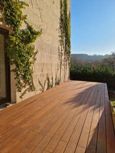 La terrasse MOSO® Bamboo N-durance® est installée dans une résidence privée à Gif-sur-Yvette.