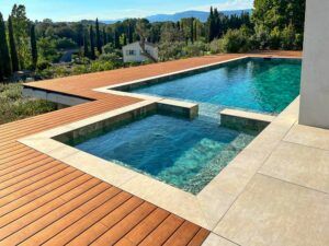 La terrasse MOSO® Bamboo N-durance® a été installée autour de la piscine et du jacuzzi