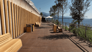 La lame de terrasse MOSO® Bamboo X-treme® est installée sur le système Grad® au solarium de Monaco.